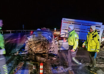 Bingöl'de otomobil ile kamyonet çarpıştı; 2 ölü 5 yaralı