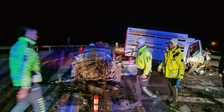 Bingöl'de otomobil ile kamyonet çarpıştı; 2 ölü 5 yaralı