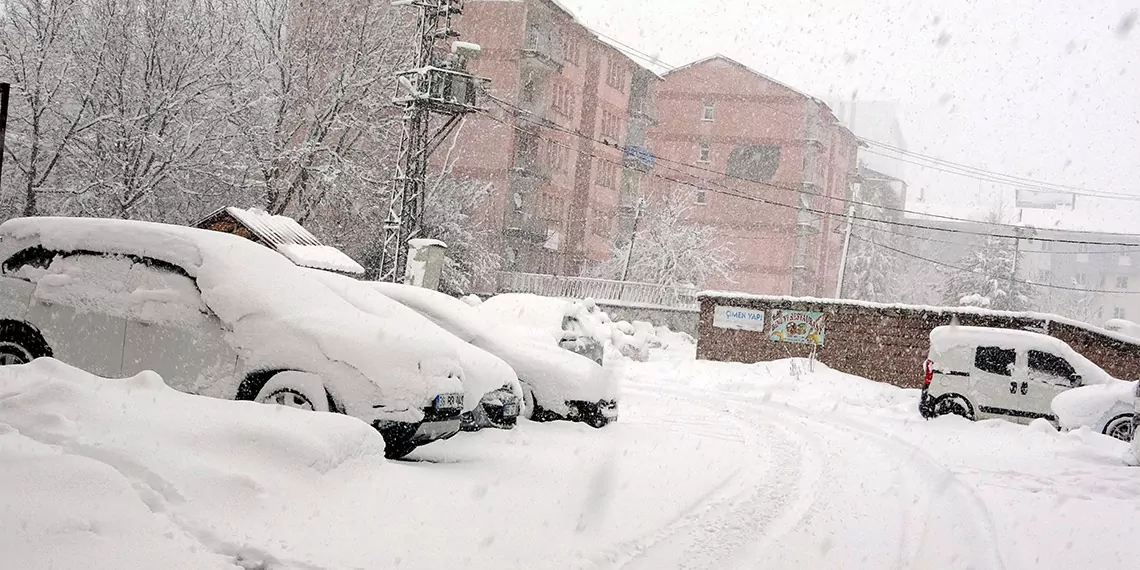 Bitlis valiliği’nden yapılan açıklamaya göre, etkili olan kar yağışı nedeniyle bitlis'te okullar tatil edildi.