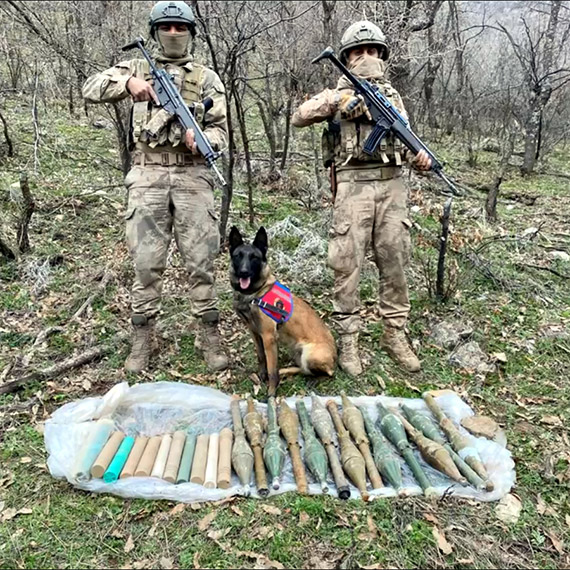 İçişleri Bakanı Ali Yerlikaya, 5 ilde düzenlenen Bozdoğan-13 operasyonlarında teröristlerce kullanılan 50 mağara, sığınak ve barınma alanının imha edildiğini, çok sayıda ağır silahın ele geçirildiğini açıkladı.