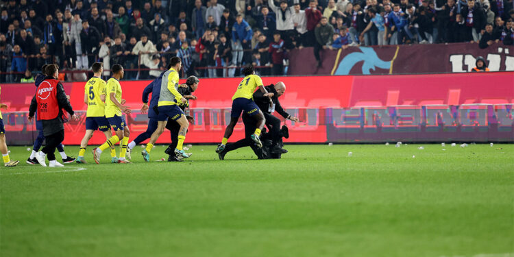 Taraftarlar takıma saldırdı, nefsi müdafaaydı