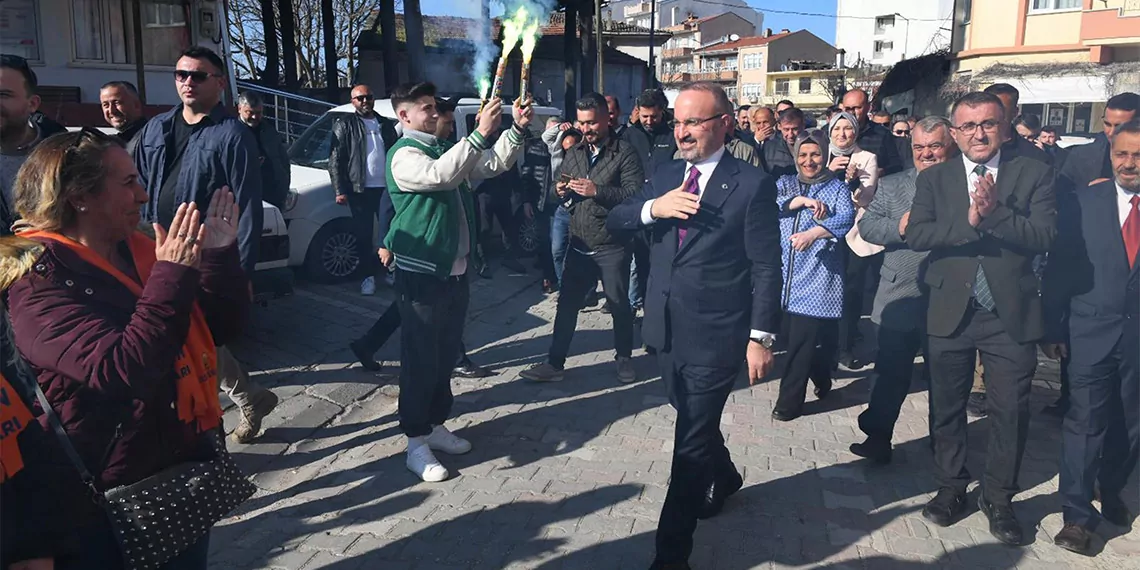 İçişleri bakan yardımcısı bülent turan, rusya'da gerçekleşen silahlı saldırıya ilişkin, "rusya'da dün meydana gelen menfur saldırıda yüzlerce kişi öldü. Dünyanın en alçak eylemi sivillere yapılan eylemdir. Terörün oraya yapılanı, buraya yapılanı olmaz. Sivil sivildir, insan insandır. Kim olursa olsun, o yüzden rusya'ya geçmiş olsun dileklerimizi iletiyoruz" dedi.