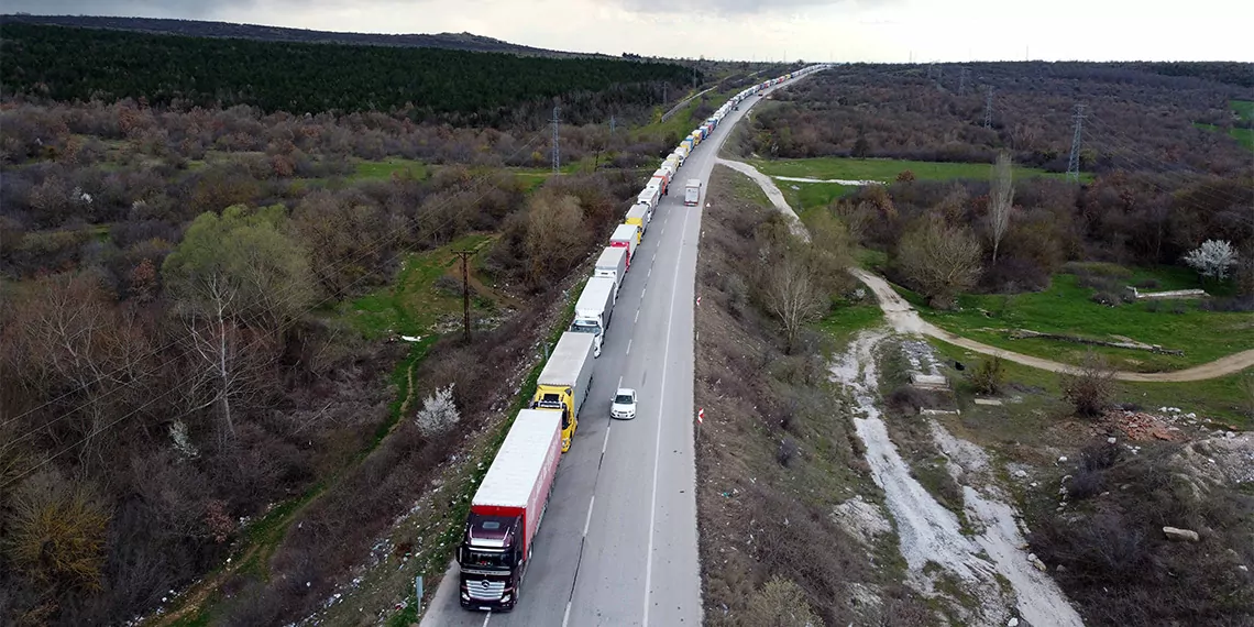 Edirne'de hamzabeyli sınır kapısı'nda, 31 mart'tan itibaren avrupa birliği (ab) içinde serbest dolaşım imkanı sağlayan schengen bölgesine katılacak bulgaristan'ın lesovo gümrüğünde kontrolleri sıklaştırması nedeniyle, 20 kilometreyi bulan tir kuyrukları oluştu.