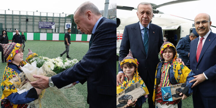 Cumhurbaşkanı Erdoğan çocuklara Togg'un oyuncak arabasını hediye etti