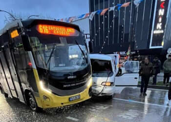 Ana yola kontrolsüz çıkan minibüs halk otobüsü ve motosiklete çarptı