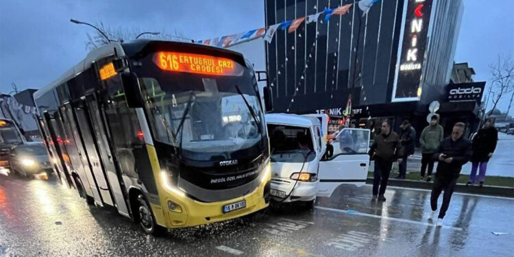 Ana yola kontrolsüz çıkan minibüs halk otobüsü ve motosiklete çarptı