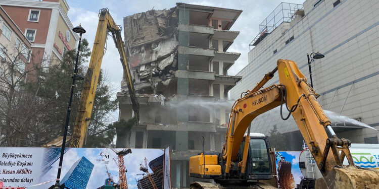 Büyükçekmece'de depreme dayanıksız 8 katlı bina yıkıldı