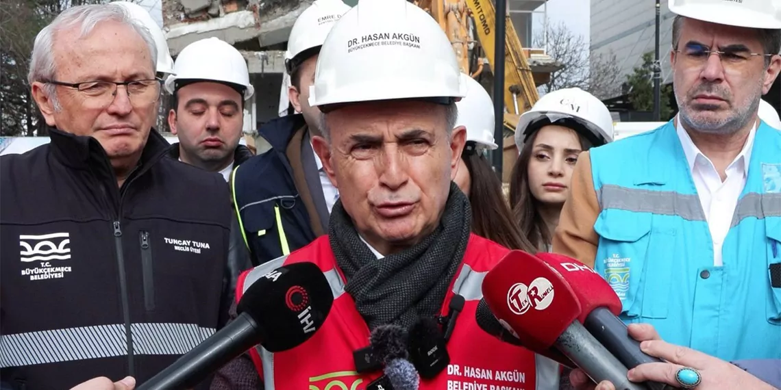 Büyükçekmece fatih mahallesi’ndeki depreme dayanıksız 8 katlı bina yıkıldı. 21 bağımsız bölümden oluşan binanın yıkımına büyükçekmece belediye başkanı dr. Hasan akgün de katıldı.
