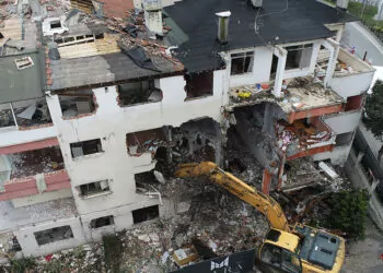 Büyükçekmece'de kentsel dönüşüm; 2 katlı bina yıkıldı