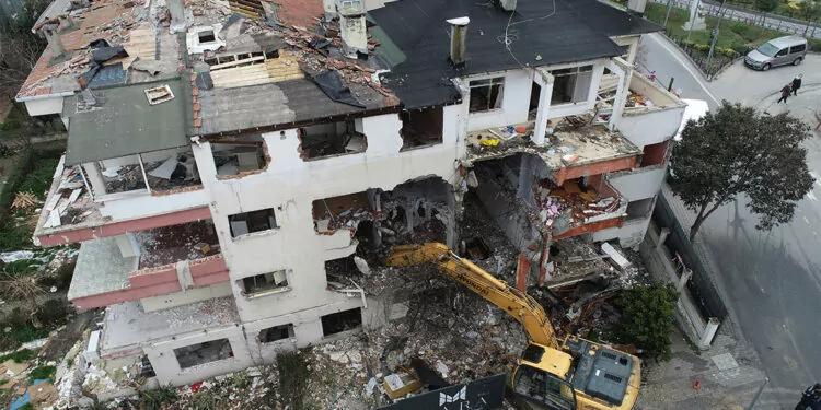 Büyükçekmece'de kentsel dönüşüm; 2 katlı bina yıkıldı