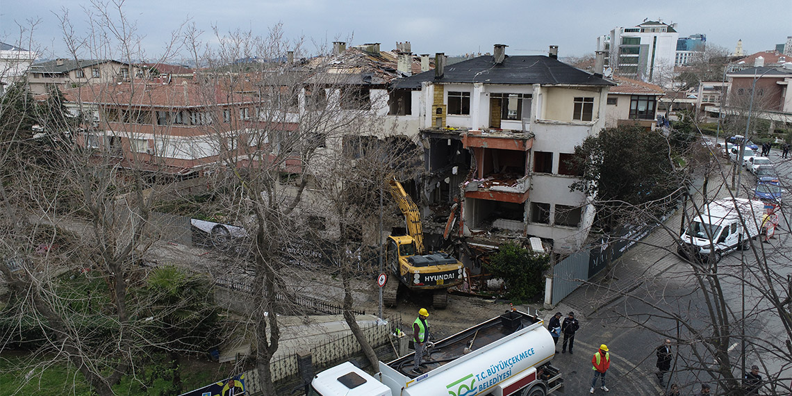 Büyükçekmece'de kentsel dönüşüm kapsamında, Atatürk Mahallesi’ndeki 18 bağımsız bölümden oluşan 4 katlı 2 binanın yıkımını gerçekleştirdi. 