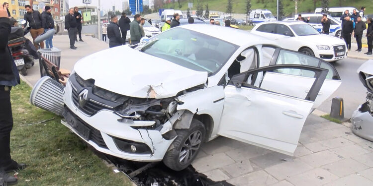 Bağcılar'da 4 aracın karıştığı zincirleme kaza; 1 ölü