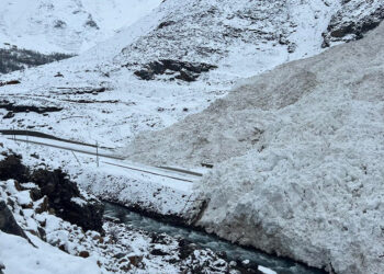 Bahçesaray'da kara yoluna çığ düştü