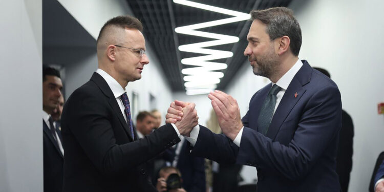 Bakan Bayraktar, Macaristan Dışişleri Bakanı ile görüştü