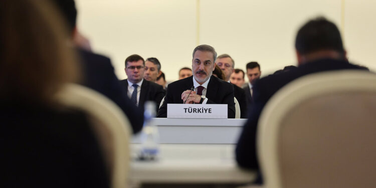 Bakan Fidan Bakü'de resmi temaslarda bulundu