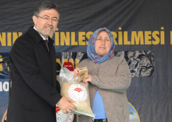 Bakan Yumaklı, Kastamonu'da çiftçiye çeltik tohumu dağıttı