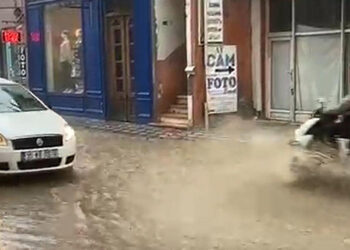 Balıkesir'de 15 dakikalık sağanak, yolları göle çevirdi