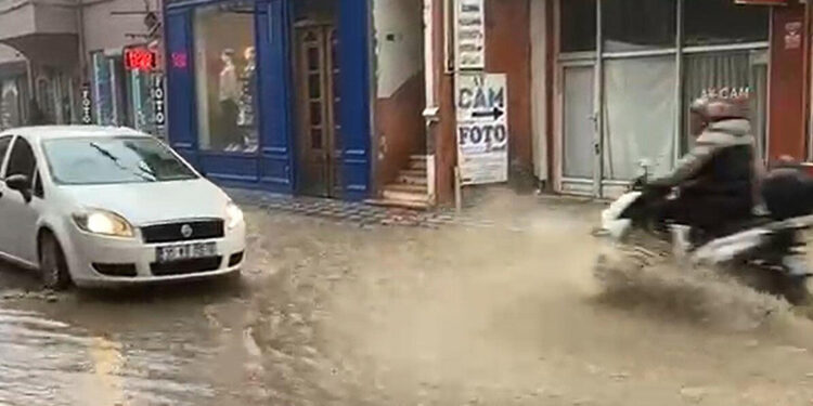 Balıkesir'de 15 dakikalık sağanak, yolları göle çevirdi