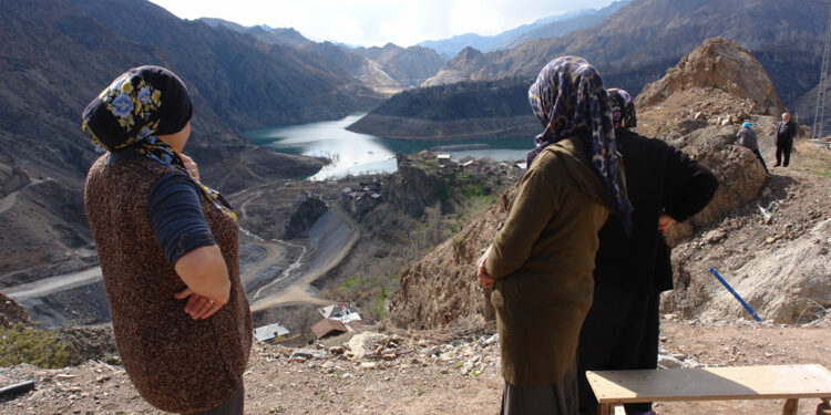Baraj suyu çekilince ortaya çıkan köylerini izlediler