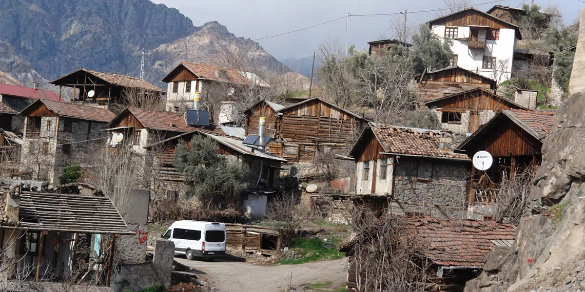 Baraj suyu çekilince ortaya çıkan köylerini izlediler