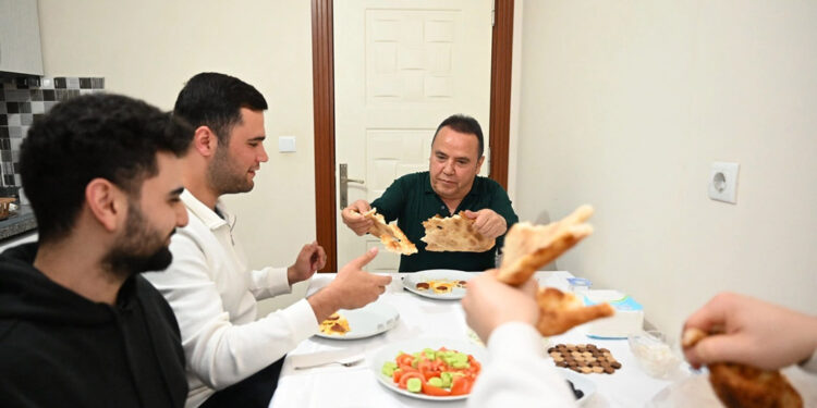 Başkan Böcek sahurunu öğrencilerle yaptı