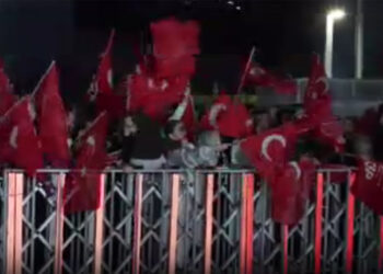 CHP'liler, Sarıyer'deki CHP İstanbul il binası önünde toplandı