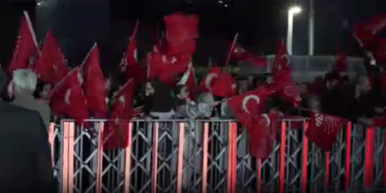 CHP'liler, Sarıyer'deki CHP İstanbul il binası önünde toplandı