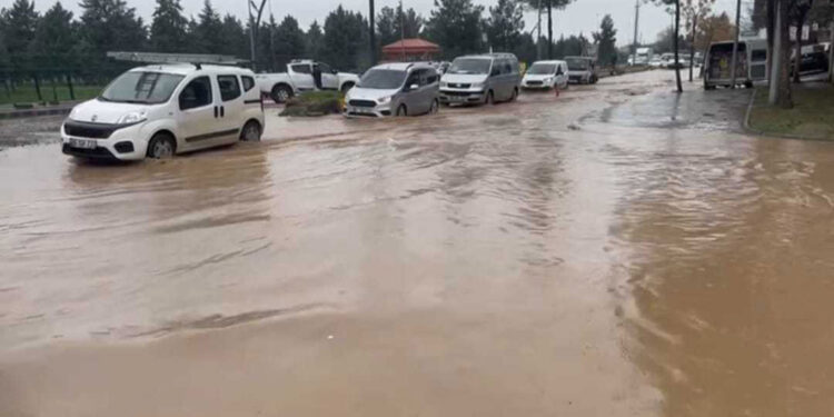Batman'da sağanak; cadde ve sokaklar göle döndü