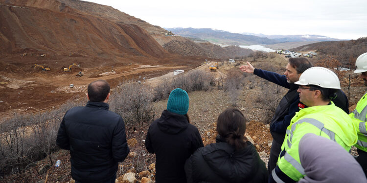 Bayraktar, İliç'teki arama kurtarma çalışmalarını izledi