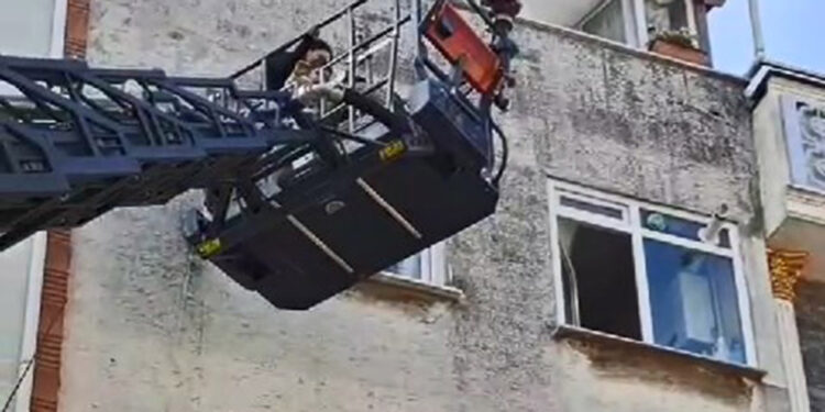 Bayrampaşa'da 5 katlı binada yangın: 1 ağır yaralı