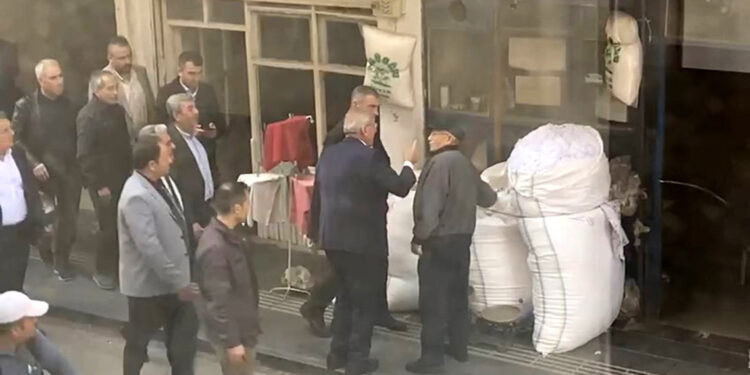 Belediye başkanı, 70 yaşındaki vatandaşı yumrukladı