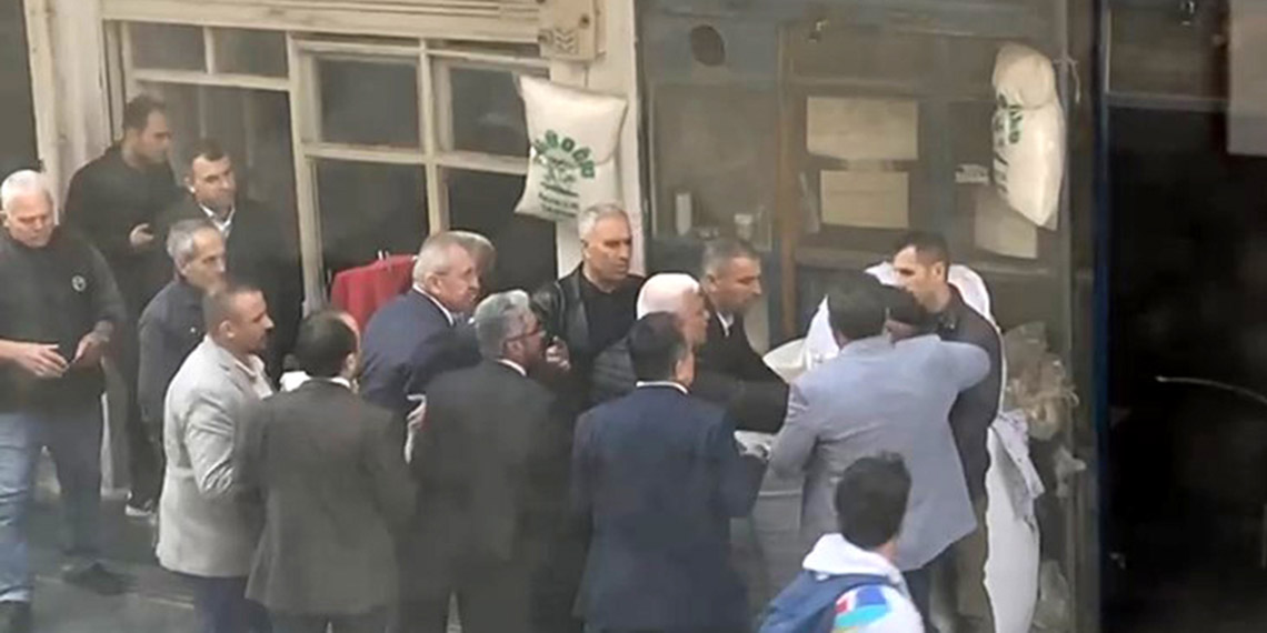 Belediye başkanı, 70 yaşındaki vatandaşı yumrukladı