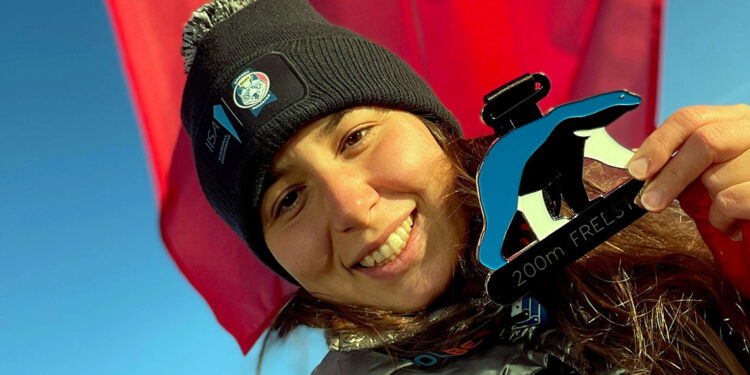 Bengisu Avcı, Buz Yüzme Şampiyonası'nda zirvede