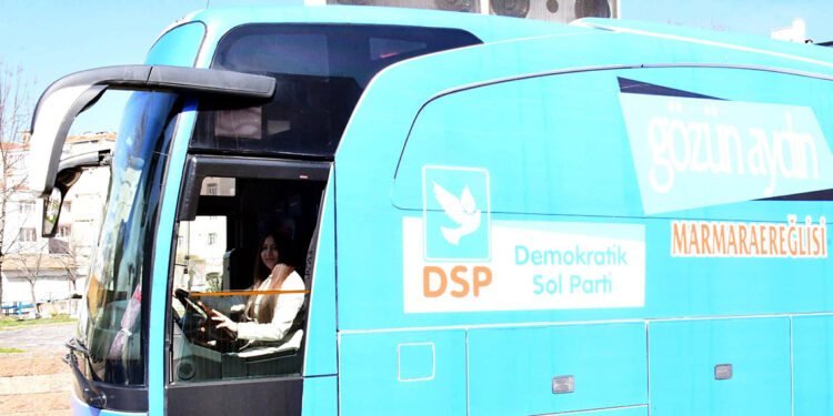 Betül Sarıkurt, seçim otobüsünü kendisi kullanıyor
