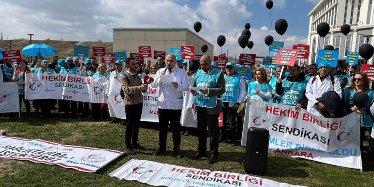 Beyaz reform için gökyüzüne siyah balon bıraktılar