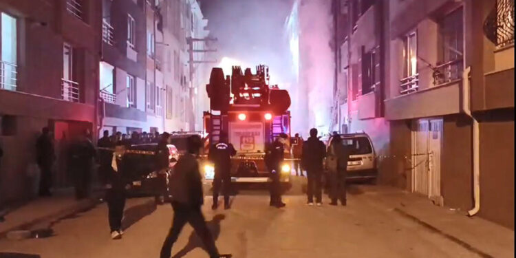 Binanın garajında çıkan yangında 60 kişi tahliye edildi