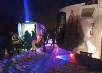 Bingöl'de yolcu otobüsü devrildi: 21 yaralı
