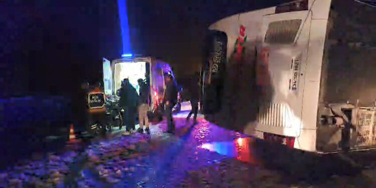 Bingöl'de yolcu otobüsü devrildi: 21 yaralı