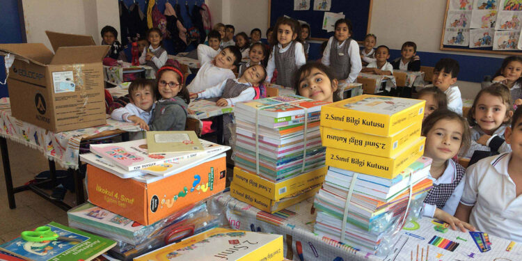 'Bir Kitap da Sen Getir' kampanyası, maç bileti kazandırıyor