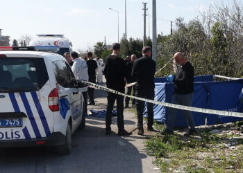 Bisikletiyle giderken çalılıkta kadın cesedi buldu