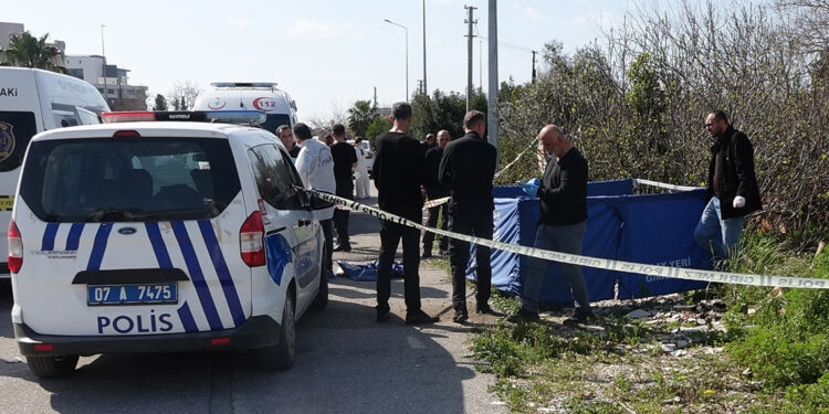 Bisikletiyle giderken çalılıkta kadın cesedi buldu