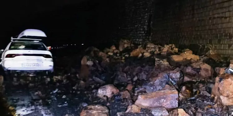 Bitlis-baykan kara yolunda heyelan; 5 kişi ölümden döndü
