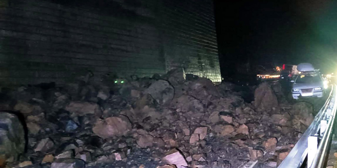 Bitlis-Baykan kara yolunda heyelan; 5 kişi ölümden döndü