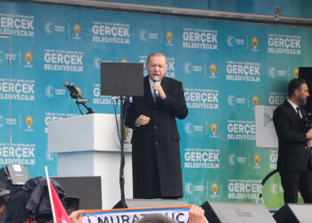 Biz hizmet yapıyoruz, siyaset cambazlığı peşinde koşmuyoruz