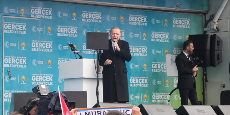 Biz hizmet yapıyoruz, siyaset cambazlığı peşinde koşmuyoruz