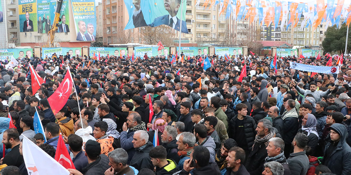 Biz hizmet yapıyoruz, siyaset cambazlığı peşinde koşmuyoruz