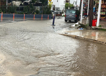 Bodrum'da sağanak ve fırtına; cadde ve sokaklar göle döndü