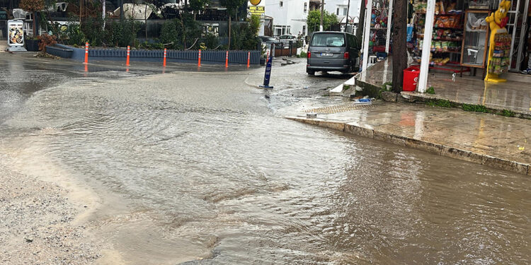Bodrum'da sağanak ve fırtına; cadde ve sokaklar göle döndü