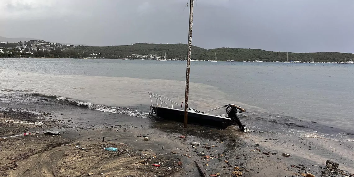 Bodrum'da sağanak ve fırtına; cadde ve sokaklar göle döndü