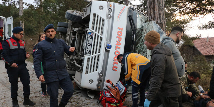 Bolu'da tatilcilerin taşındığı minibüs devrildi: 14 yaralı